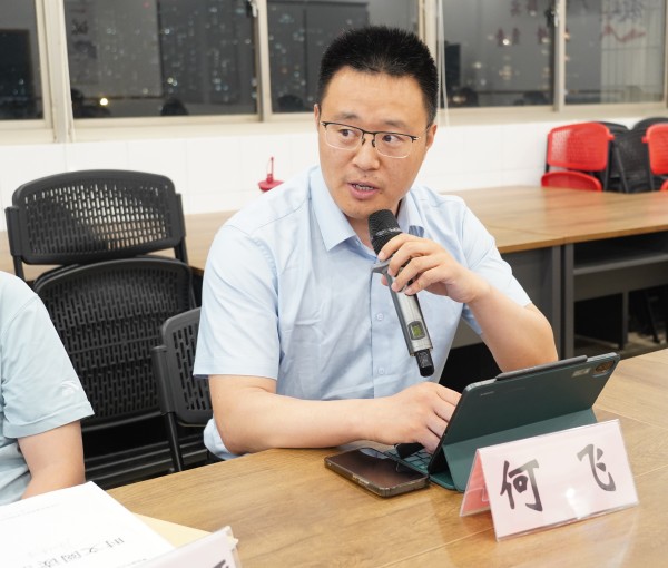 何校 拷贝.jpg 何校 拷贝.jpg