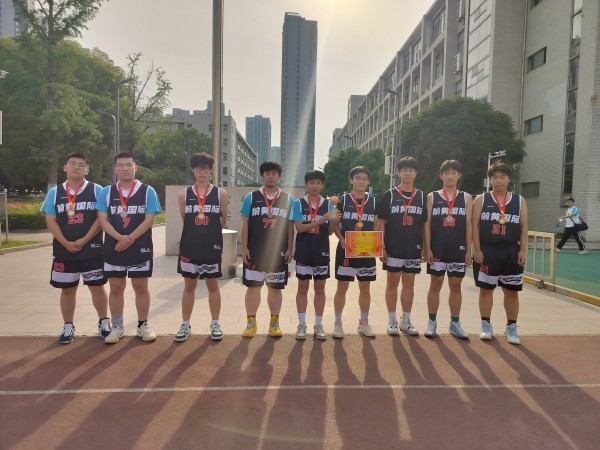 3季军 高二8班.jpg